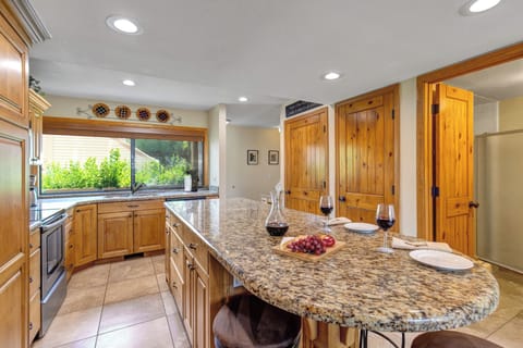 The island offers seating for 6 guests and creates a great place to mix and mingle in the kitchen.