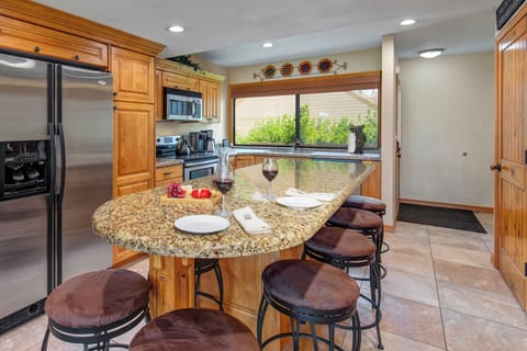 The island offers seating for 6 guests and creates a great place to mix and mingle in the kitchen.
