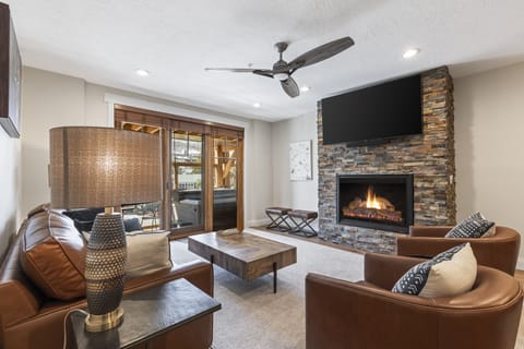 Town Pointe B204's living room is beautifully deigned with cozy stylish furnishings.