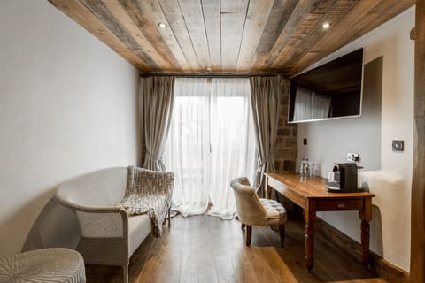 Premier Double Room, 1 King Bed | Living area | Flat-screen TV