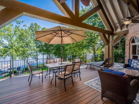 Lake right in your back yard