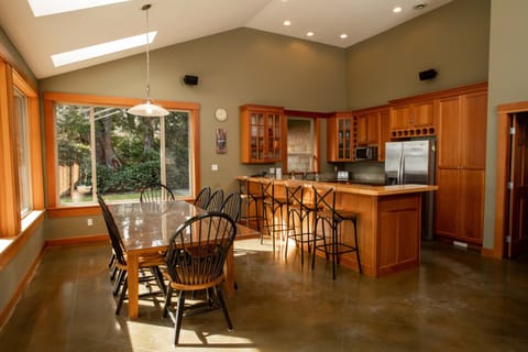 Open, spacious kitchen dining area