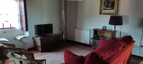 Traditional Cottage, 2 Bedrooms, Garden Area (CASA da ADEGA) | Living room