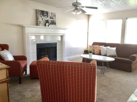 Retro Fresh & Cozy (Family Room with Gas Log Fireplace, and a sofa bed)