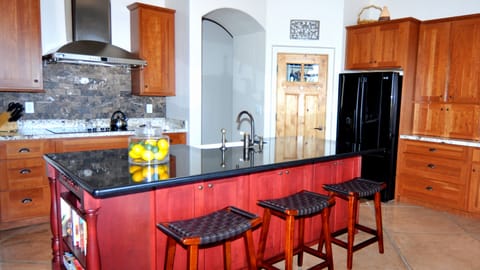 The open, well-equipped modern kitchen easily keeps up with discerning cooks