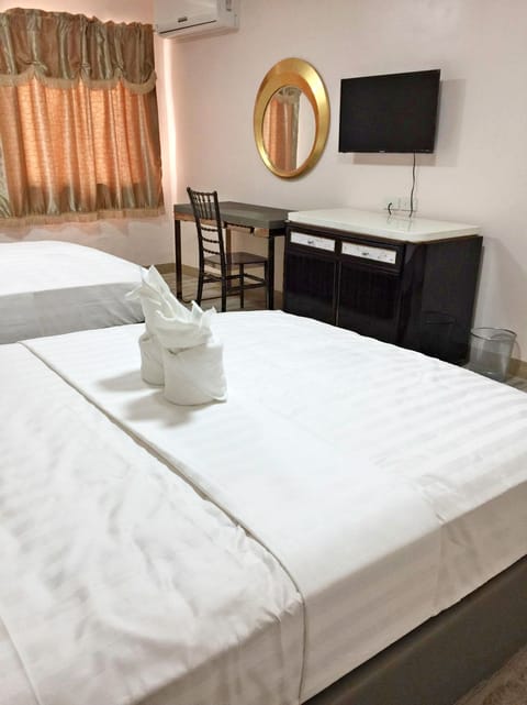 Family Room | Desk, free WiFi, bed sheets