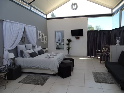 Honeymoon Suite, 1 Bedroom, Lake View | 1 bedroom, premium bedding, WiFi (free), bed sheets