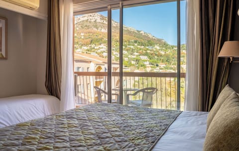 Chambre Supérieure Triple avec Balcon | 15 bedrooms, Select Comfort beds, minibar, individually furnished