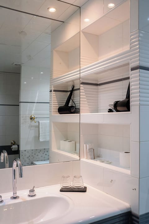 Chambre Luxe Double avec Balcon | 15 bedrooms, Select Comfort beds, minibar, individually furnished