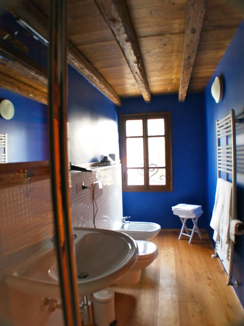 Standard Double or Twin Room, Garden View | Bathroom | Free toiletries, hair dryer, bidet, towels