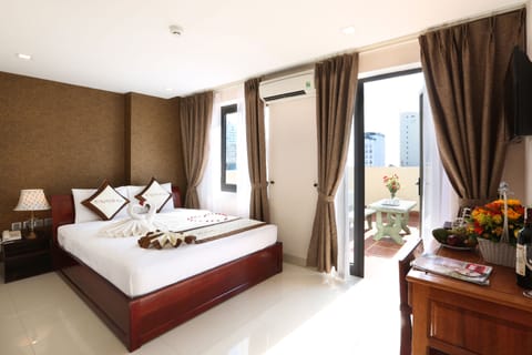 Deluxe Room, 1 Queen Bed | Minibar, desk, soundproofing, WiFi (free)