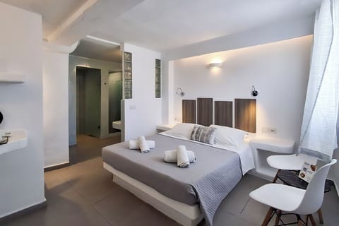 Deluxe Suite | Premium bedding, in-room safe, free WiFi, bed sheets