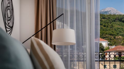 Premium bedding, free minibar items, in-room safe, desk