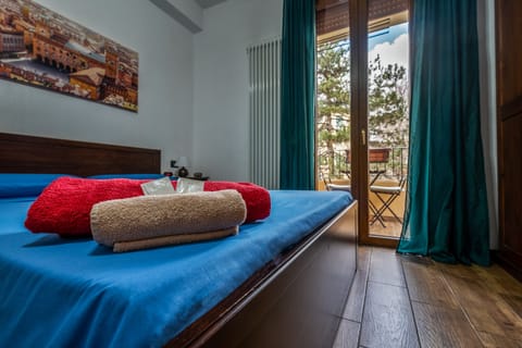 2 bedrooms, premium bedding, down comforters, memory foam beds