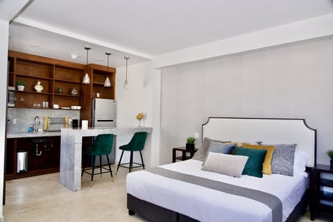 Deluxe Studio, 1 King Bed, Non Smoking, Kitchen (502) | Individually decorated, individually furnished, desk, laptop workspace