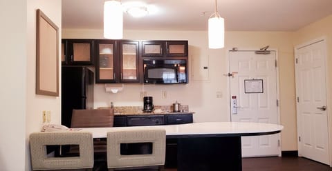 Coffee/tea maker, full-size fridge, microwave, stovetop