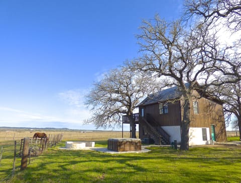 Winter beauty, enjoy the hot tub, the fire pit and the view!