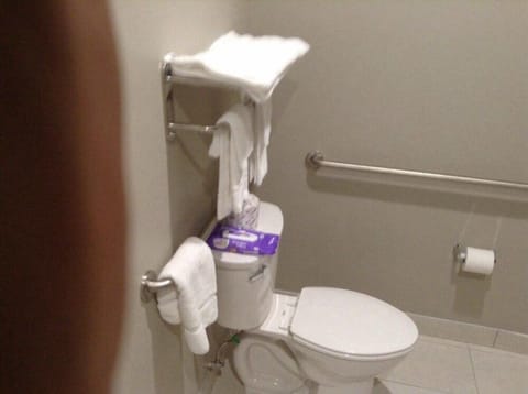 Combined shower/tub, free toiletries, towels