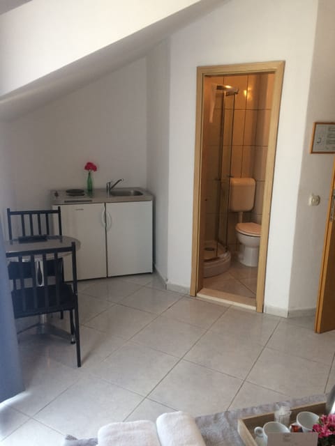 Double Room, 1 Queen Bed | Private kitchenette | Fridge