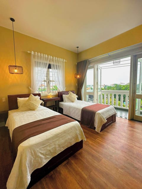 Deluxe Twin Room, Balcony, City View | Minibar, individually furnished, desk, laptop workspace