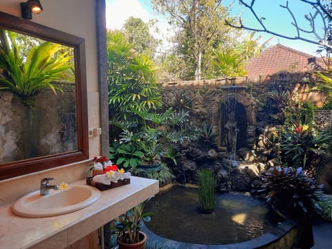 Deluxe Garden View | Bathroom | Combined shower/tub, deep soaking tub, rainfall showerhead