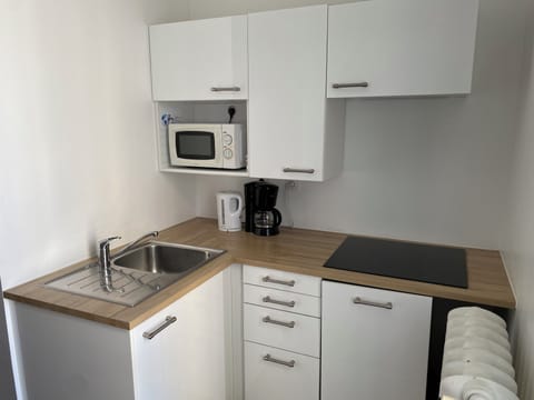 Apartment (Les Sœurs) | Private kitchen | Toaster, dining tables