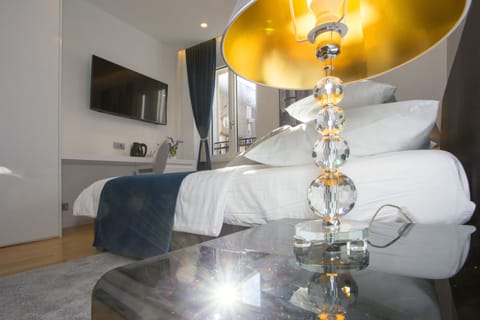Standard Queen Room | 1 bedroom, Egyptian cotton sheets, in-room safe, desk