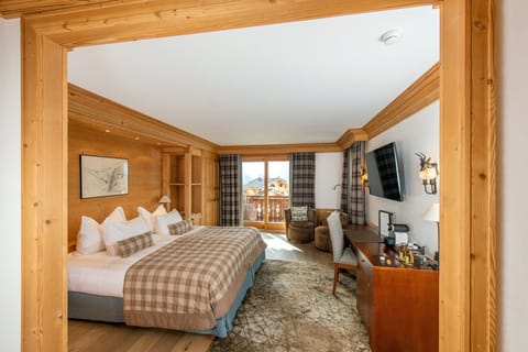 Executive Room, Mountain View | Premium bedding, pillowtop beds, minibar (some free items), in-room safe