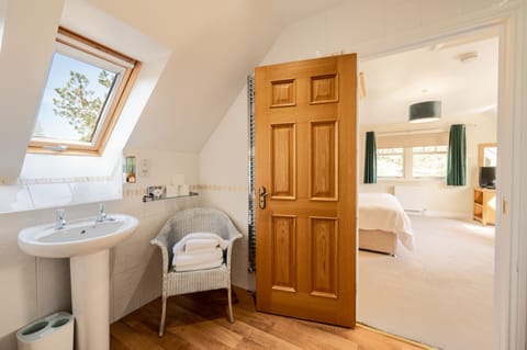 Superior Double Room, 1 Super King Bed, Mountain View | Bathroom | Free toiletries, hair dryer, towels