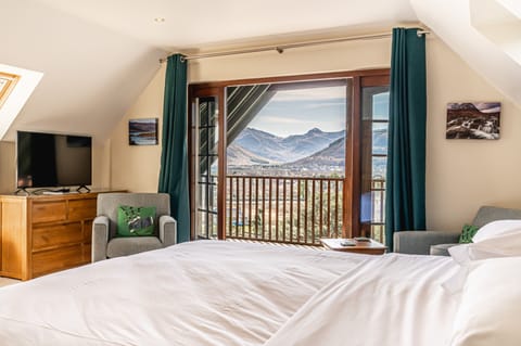 Superior Double Room, 1 King Bed, Balcony | 1 bedroom, premium bedding, individually decorated