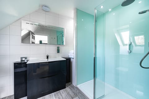 Superior Double Room, 1 King Bed, Balcony | Bathroom | Free toiletries, hair dryer, towels