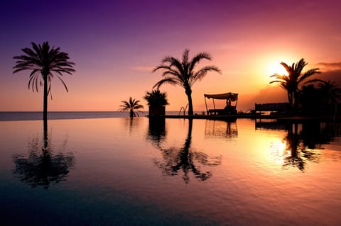 4 outdoor pools, pool umbrellas, sun loungers