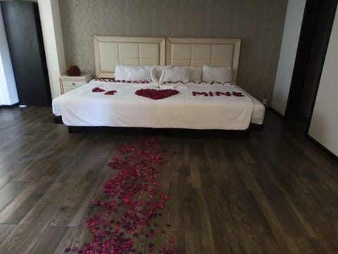 Comfort Studio Suite | Premium bedding, in-room safe, desk, laptop workspace