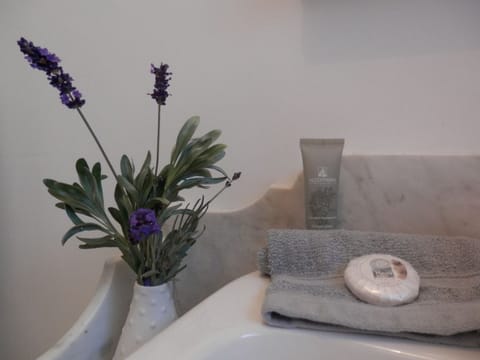 Double Room | Bathroom | Shower, free toiletries, hair dryer, towels