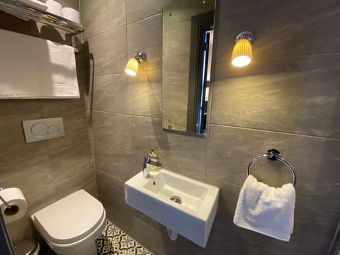 Double En-suite | Bathroom | Shower, hair dryer, towels