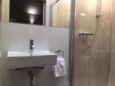 Double Ensuite | Bathroom | Shower, hair dryer, towels