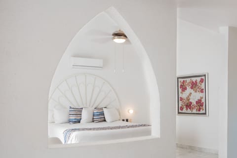 Honeymoon Suite with Jacuzzi | 1 bedroom, minibar, in-room safe, desk