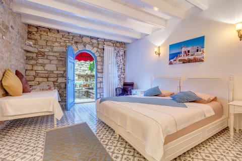 Minibar, individually decorated, individually furnished, desk