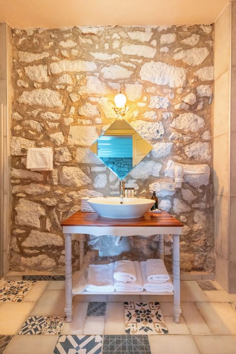 Design Triple Room, Multiple Beds | Bathroom | Shower, free toiletries, hair dryer, slippers