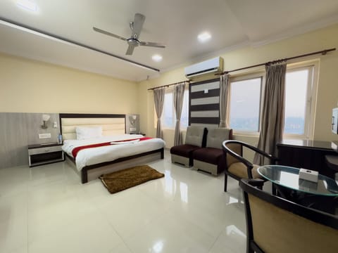 Executive Room | Desk, iron/ironing board, free WiFi