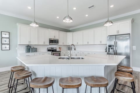 2nd Floor Fully Equipped Kitchen W/ Island Bar