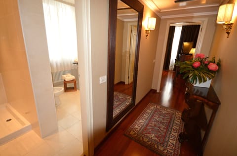 Junior Suite | Hypo-allergenic bedding, minibar, in-room safe, desk