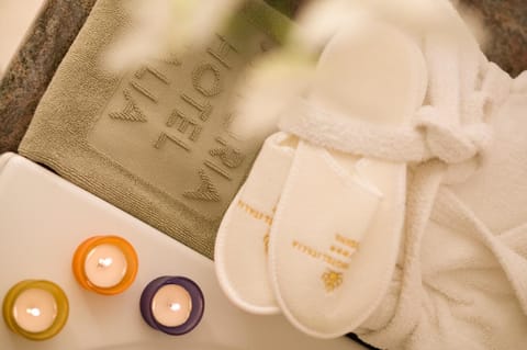 Junior Suite | Bathroom | Hair dryer, bathrobes, slippers, towels