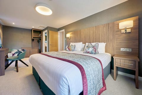 Deluxe Suite | Premium bedding, blackout drapes, iron/ironing board, free WiFi