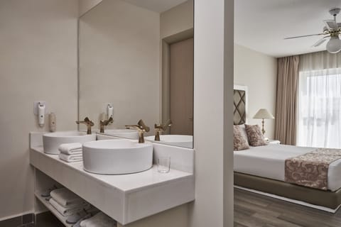 Junior Suite, Pool View | Bathroom | Shower, free toiletries, hair dryer, bathrobes