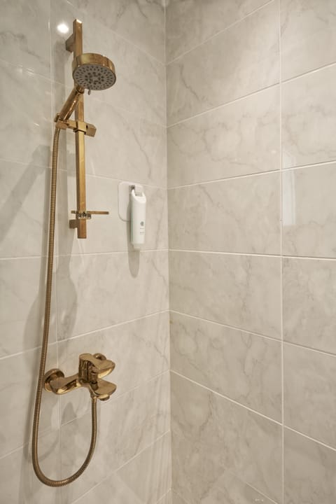 Superior Room (Swim up) | Bathroom | Shower, free toiletries, hair dryer, bathrobes