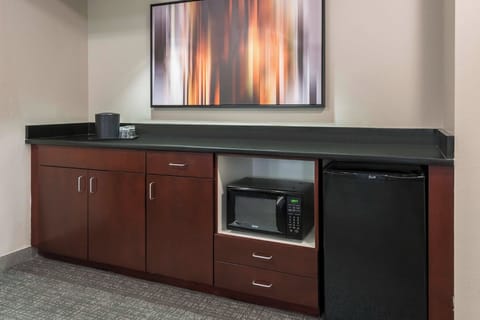 Suite, 1 Bedroom, Balcony | Bar (on property)