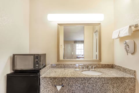 Combined shower/tub, towels