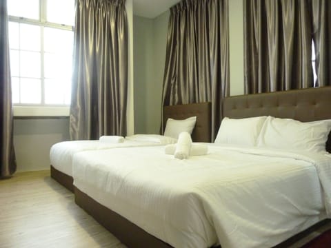Deluxe Triple Room | Desk, soundproofing, iron/ironing board (on request), WiFi (free)