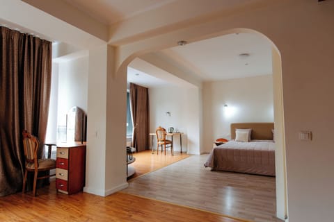 Comfort Double Room | Minibar, in-room safe, soundproofing, iron/ironing board